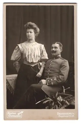 Fotografie Atelier Germania, Brandenburg / Havel, Magdeburgerstr. 39, Soldat in Uniform, Uffz. im Inf.-Rgt. 35