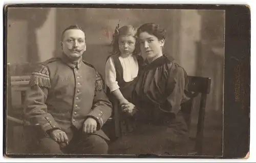 Fotografie Atelier Kabus, Hannover, Christuskirche 11, Musiker Uffz. in Uniform mit Schwalbennest nebst Familie