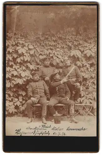Fotografie Fotograf unbekannt, Metz, Artilleristen in Uniform, Feld-Art.-Rgt. 14, Artillerie-Pickelhaube