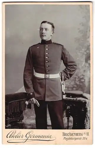 Fotografie Atelier Germania, Brandenburg / Havel, Magdeburgerstr. 39, Soldat in Uniform, Feld-Art.-Rgt. 3