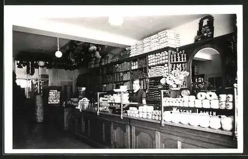 Foto-AK Verkäuferin in einem Leinen-Geschäft