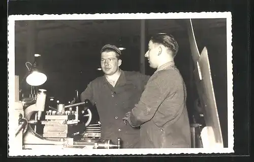 Foto-AK Fabrikarbeiter bei der Arbeit