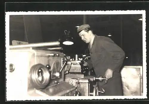 Foto-AK Fabrikarbeiter in Arbeitskleidung bei der Arbeit