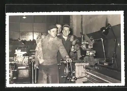 Foto-AK Stolze Fabrikarbeiter in Werkstatt