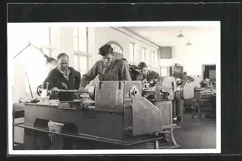 Foto-AK Kontrolle bei der Fabrikarbeit in Werkstatt