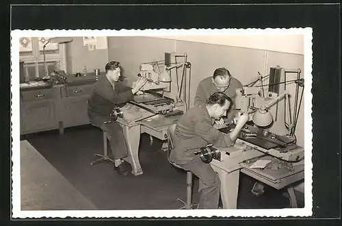 Foto-AK Konzentrierte Fabrikarbeiter bei ihrer Arbeit