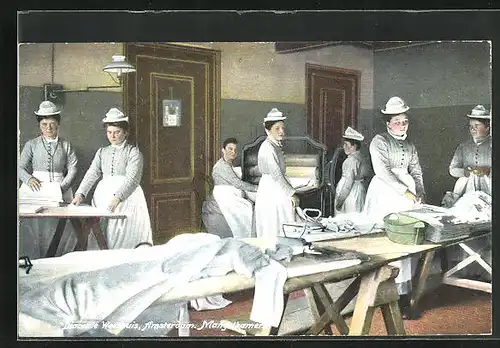 AK Amsterdam, Diaconie Weeshuis, Mangelkamer, Frauen beim Bügeln