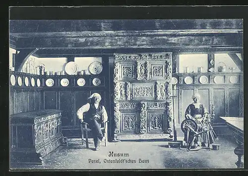 AK Husurm, Pesel, Ostenfeldt`sches Haus, Ältere Frau am Spinnrad und Mann