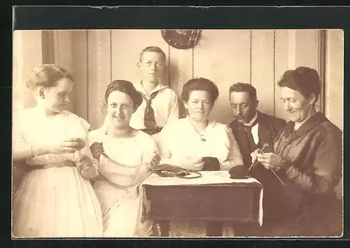 Foto-AK Frauen beim Stricken am Tisch