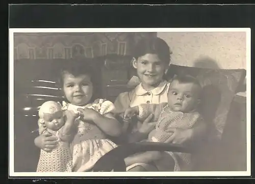 Foto-AK Zwei Mädchen mit Kleinkind und Puppe