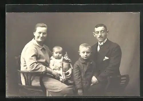 Foto-AK Ehepaar mit Sohn und Kleinkind mit Puppe
