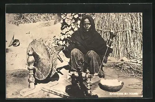 AK Spinning by Hand, Mädchen mit Flachs beim Spinnen