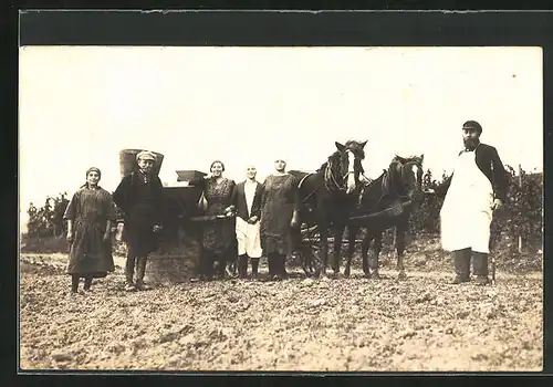 Foto-AK Mann in Schürze und Frauen mit Pferdegespann