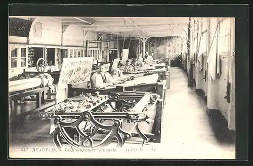 AK Beauvais, La Manufacture Nationale, Atelier D, Teppichknüpfer bei der Arbeit