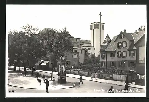 AK Freudenstadt, Promenadeplatz mit Kirche und Uhrturm