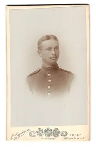 Fotografie J. Engelmann, Posen, Wilhelm-Strasse 8, Junger Soldat im Portrait