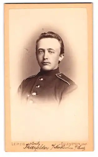 Fotografie Eulenstein, Leipzig, Zeitzer Strasse 34, Einjährig-Freiwilliger mit pomadisiertem Haar, Inf. Rgt. 107