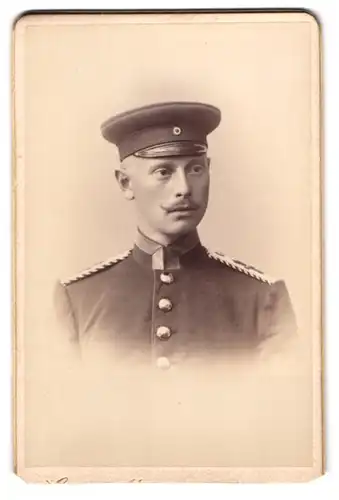 Fotografie Georg Meyer, Braunschweig, Bankplatz 3, Einjährig-Freiwilliger Uffz. mit Schirmmütze, Inf. Rgt. 92