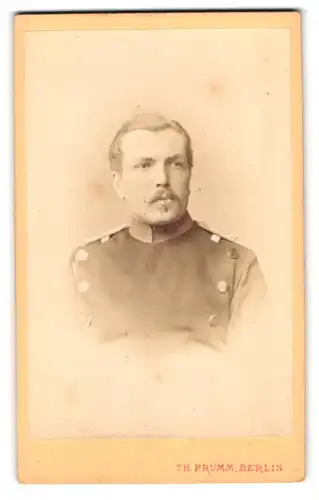 Fotografie Th. Prümm, Berlin, Unter den Linden 51, Gestandener Soldat im Portrait