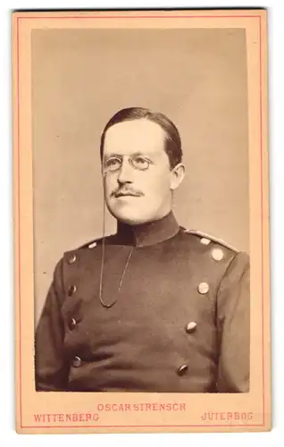 Fotografie Oscar Strensch, Wittenberg, Markt, Soldat mit Zwicker, Inf. Rgt. 20