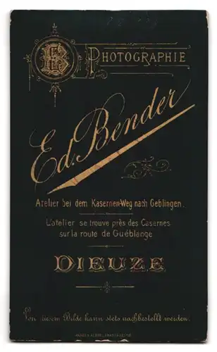 Fotografie Ed. Bender, Dieuze, Uffz. mit Säbel und Bierkrug, Inf. Rgt. 136