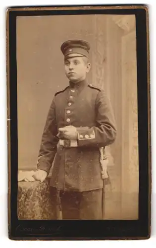 Fotografie Oscar Strensch, Wittenberg, Markt 14, Junger Soldat mit Bajonett und Portepee, Inf. Rgt. 20