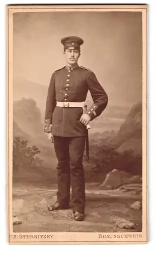 Fotografie A. Sternitzky, Braunschweig, Egydienmarkt 14, Einjährig-Freiwilliger August von der Heyde mit Bajonett