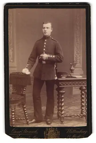 Fotografie Oscar Strensch, Wittenberg, Markt 14, Rauchender Soldat mit Bajonett und Portepee, Inf. Rgt. 20