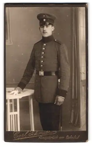 Fotografie Carl Schmidt, Königsbrück, am Bahnhof, Landwehr-Soldat in Uniform, 48. Brigade