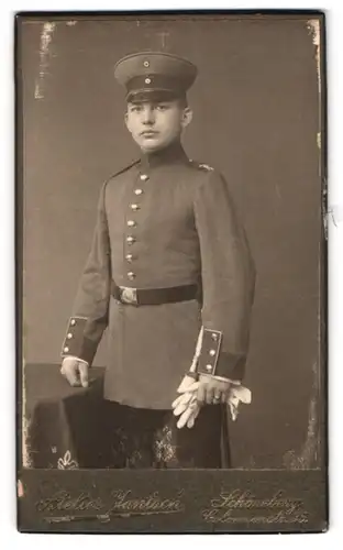 Fotografie F. Jantsch, Berlin-Schöneberg, Colonnenstr. 35, Soldat Emil Schulze in Uniform mit Schirmmütze 1911