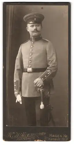 Fotografie H. Billigmann, Hagen i. W., Kampstr. 12-14, Uffz. in Uniform mit Säbel und Schlagband