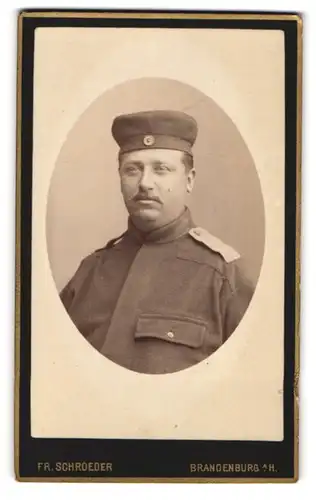 Fotografie Fr. Schroeder, Brandenburg / Havel, Ritterstr. 18, Portrait Soldat in Uniform mit Krätzchen