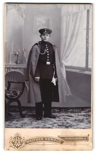 Fotografie Walther Herold, Marienberg i. S., Katharinenstr. 85, Soldat in Uniform mit Schützenschnur, Uffz. - Schule