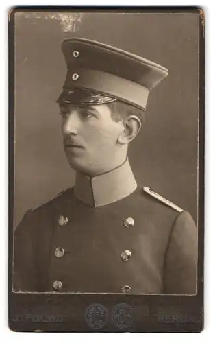 Fotografie J. Fuchs, Berlin, Friedrichstr. 108, Unterarzt in Uniform mit Schirmmütze