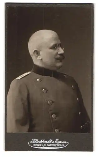 Fotografie Klinkhardt & Eyssen, Dresden, Pragerstr. 26, Portrait Offizier in Uniform mit Zwicker & Glatze
