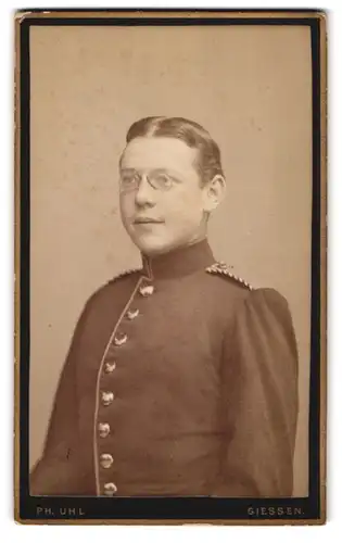 Fotografie Ph. Uhl, Giessen, Frankfurterstr. 5, Portrait Soldat Einjährig Freiwilliger in Uniform mit Zwicker