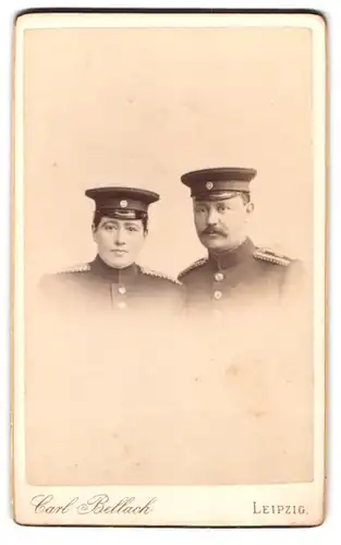 Fotografie Carl Bellach, Leipzig, Gellertstr. 12, Soldaten Einjährig Freiwillige in Uniform mit Schirmmütze