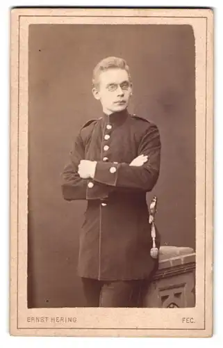 Fotografie Ernst Hering, Berlin, Oranienstr. 155, Soldat in Uniform mit Zwicker, Säbel & Schlagband