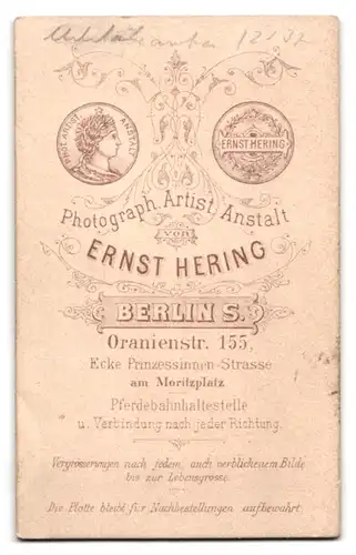 Fotografie Ernst Hering, Berlin, Oranienstr. 155, Soldat in Uniform mit Zwicker, Säbel & Schlagband