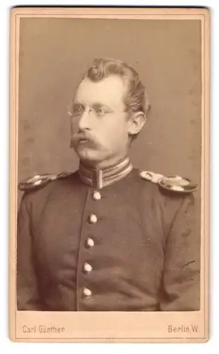 Fotografie Carl Günther, Berlin, Behrenstr. 24, Garde-Offizier in Uniform mit Epauletten & Brille