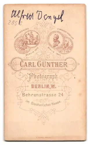 Fotografie Carl Günther, Berlin, Behrenstr. 24, Garde-Offizier in Uniform mit Epauletten & Brille