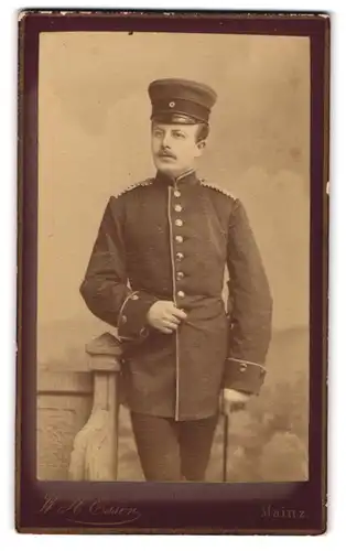 Fotografie W.H. Esser, Mainz, Parkustr. 12, Soldat Einjährig Freiwilliger in Uniform mit Schirmmütze