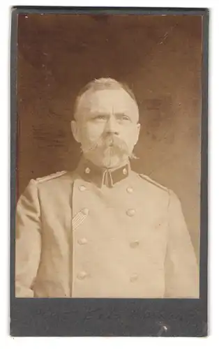 Fotografie unbekannter Fotograf und Ort, Portrait Offizier Belz in Uniform mit Ordenband