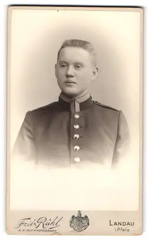 Fotografie Fritz Rühl, Landau / Pfalz, Waffenstr. Ecke Westbahnstr., Uffz. in Uniform Fuss-Art.-Rgt. 5