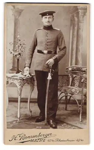 Fotografie H. Ranzenberger, Mainz, Rheinstrasse 45 1 /10, Soldat in Uniform Fuss-Art.-Rgt. 3