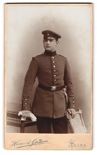 Fotografie Heinrich Geidom, Thorn, Katharinenstr. 8, Soldat in Uniform im Fuss-Art.-Rgt. 15
