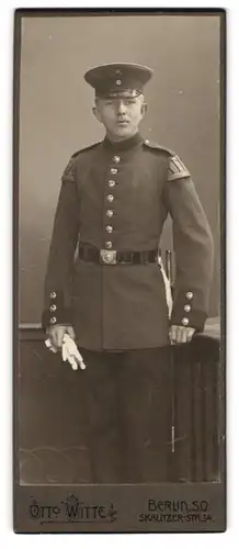Fotografie Otto Witte, Berlin-Kreuzberg, Skalitzerstr. 54, Musiker in Uniform mit Schwalbennest