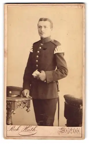 Fotografie Rich. Huth, Bautzen, Gickelsberg, Musiker in Uniform mit Schwalbennest Rgt. 103