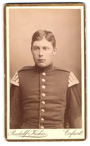 Fotografie Rudolf Kühn, Erfurt, Langebrücke 15, Musiker in Uniform mit Schwalbennest im Inf.-Rgt. 36