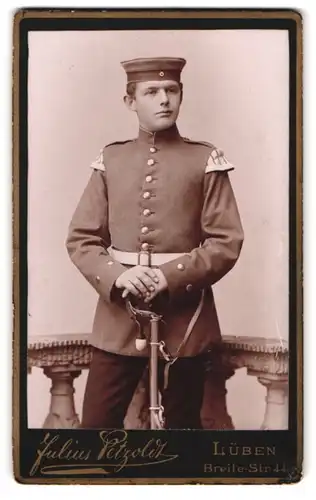 Fotografie Julius Petzold, Lüben, Breitestr. 44, Musiker in Uniform mit Schwalbennest & Säbel